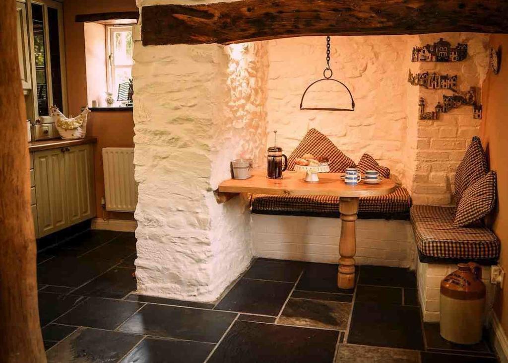 Charming Welsh Cottage Johnston Extérieur photo